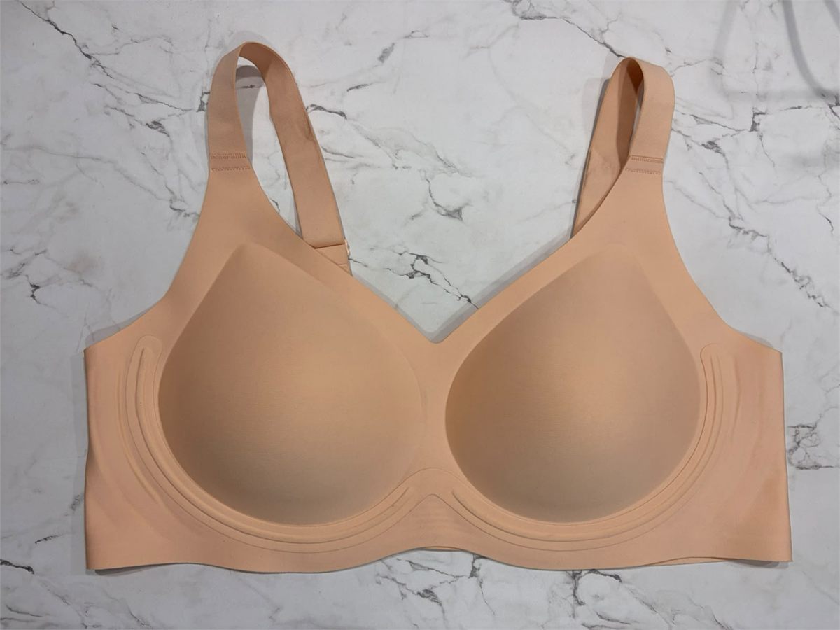 Bonded bra with seamless wings and cups